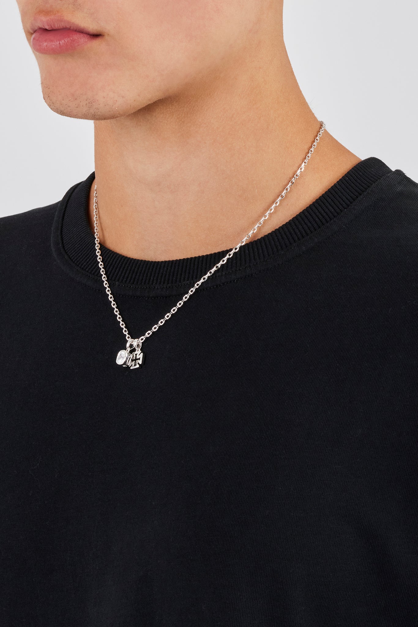 Halskette mit poliertem Kreuz und klarem Edelstein – 10 mm