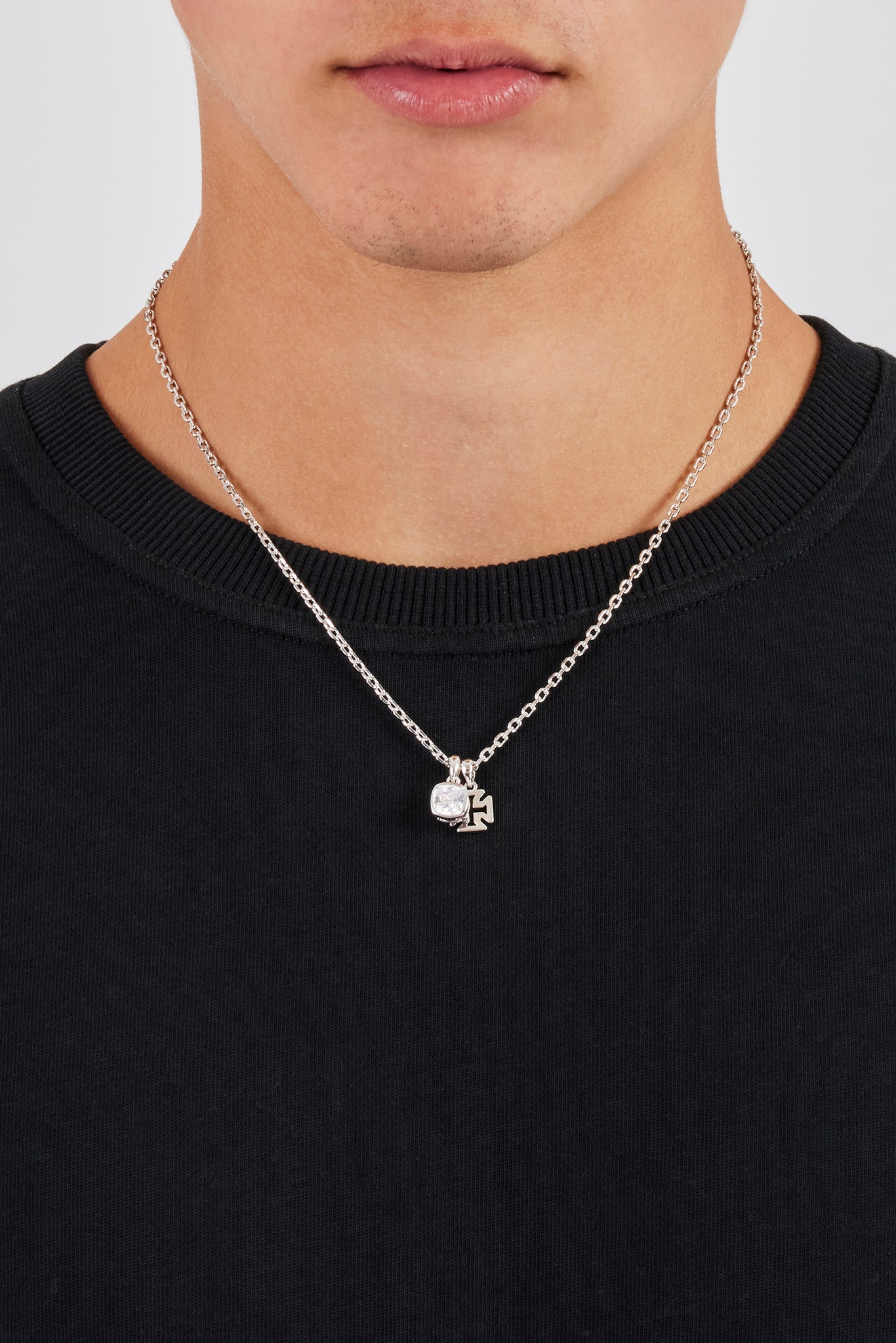 Halskette mit poliertem Kreuz und klarem Edelstein – 10 mm