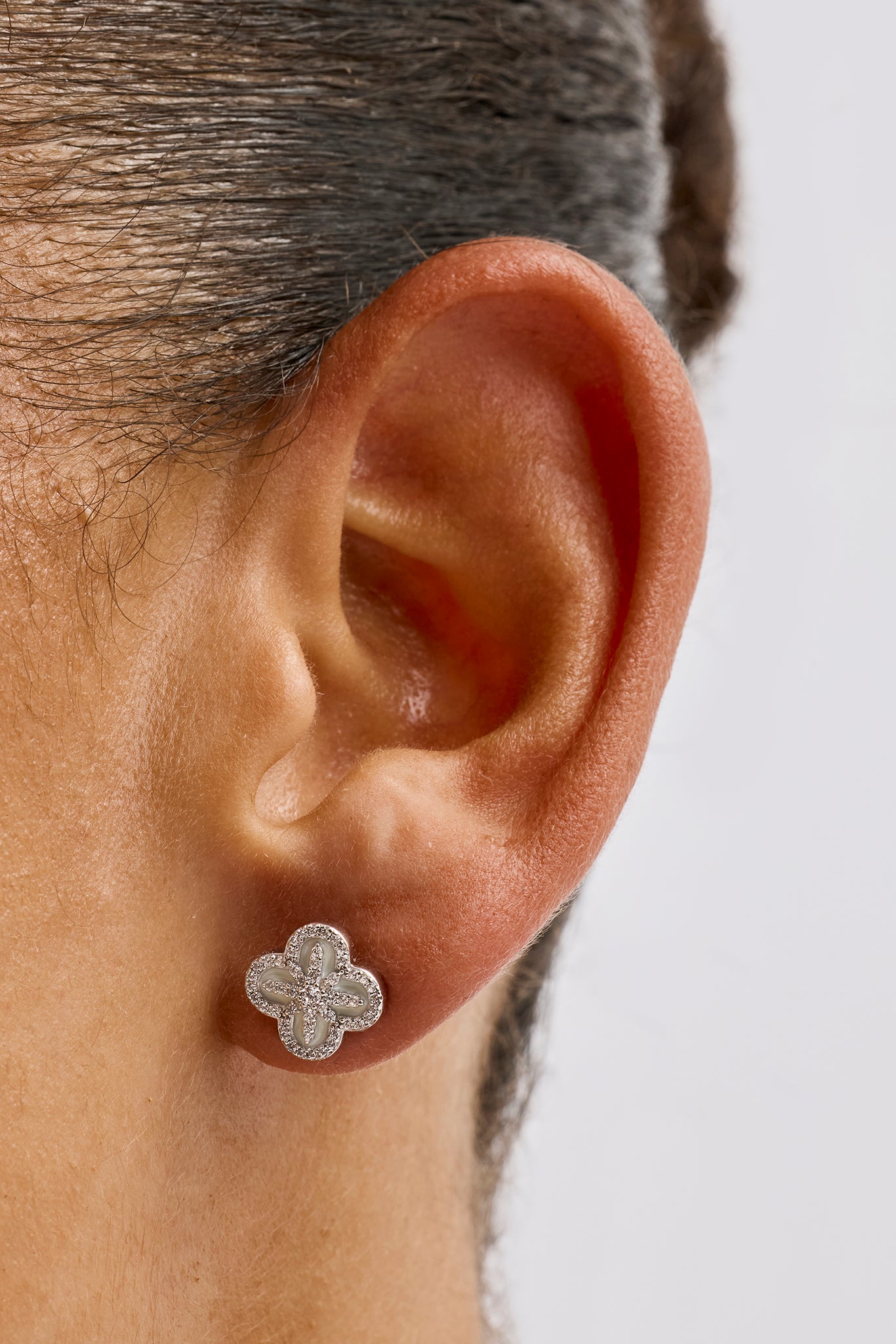 Sternförmige Ohrstecker – 8 mm – Weiß