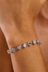 Eisverziertes und poliertes Herzarmband mit mehreren Edelsteinen – 6 mm – Weiß