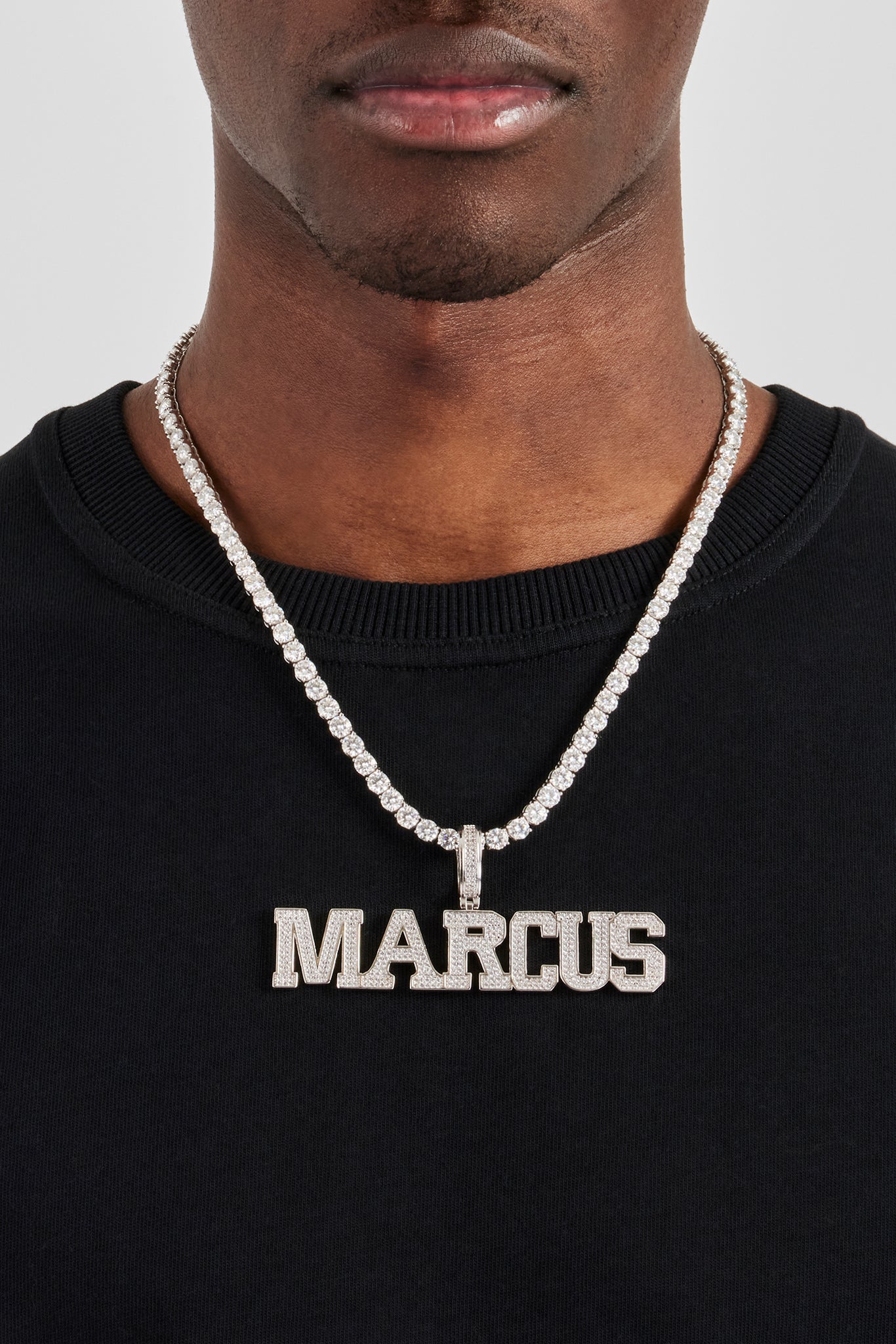 Buchstabenanhänger mit polierter Kante und Eisverzierung – 20 mm