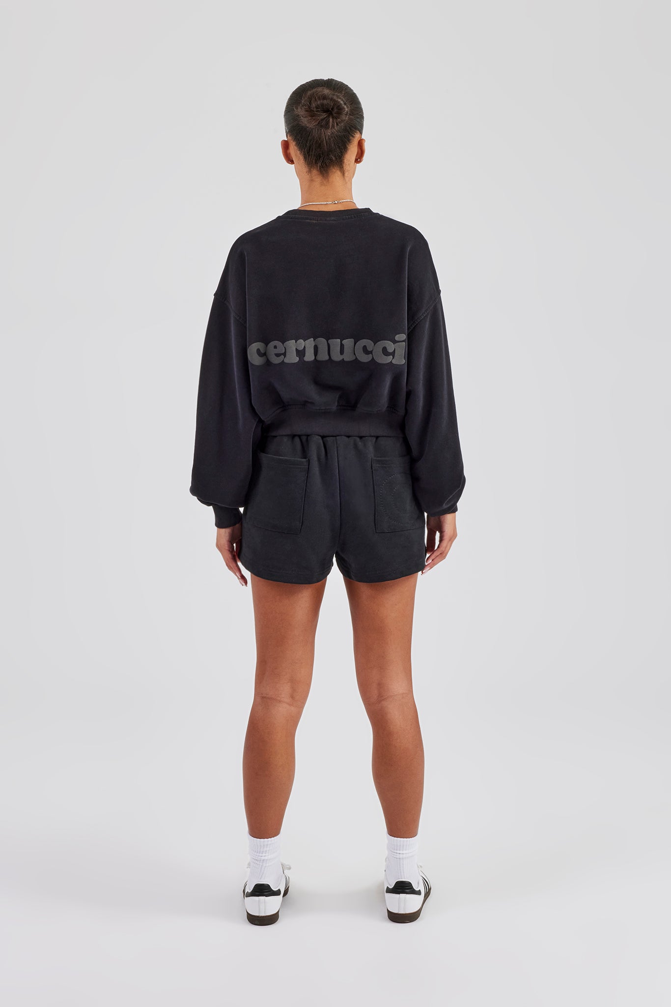 Kurzer Pullover und bestickte Shorts - Schwarz