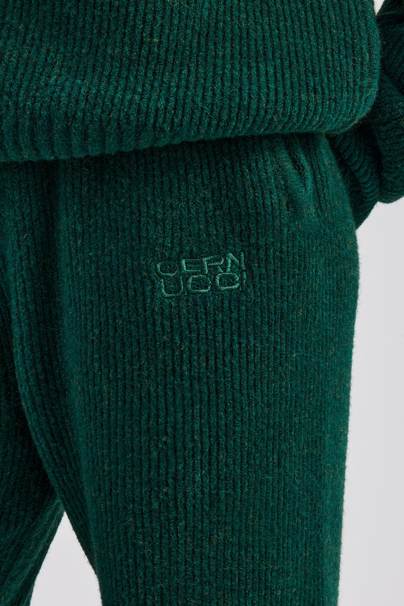 Gestrickte Jogginghose mit weitem Bein und Stickerei – Waldgrün