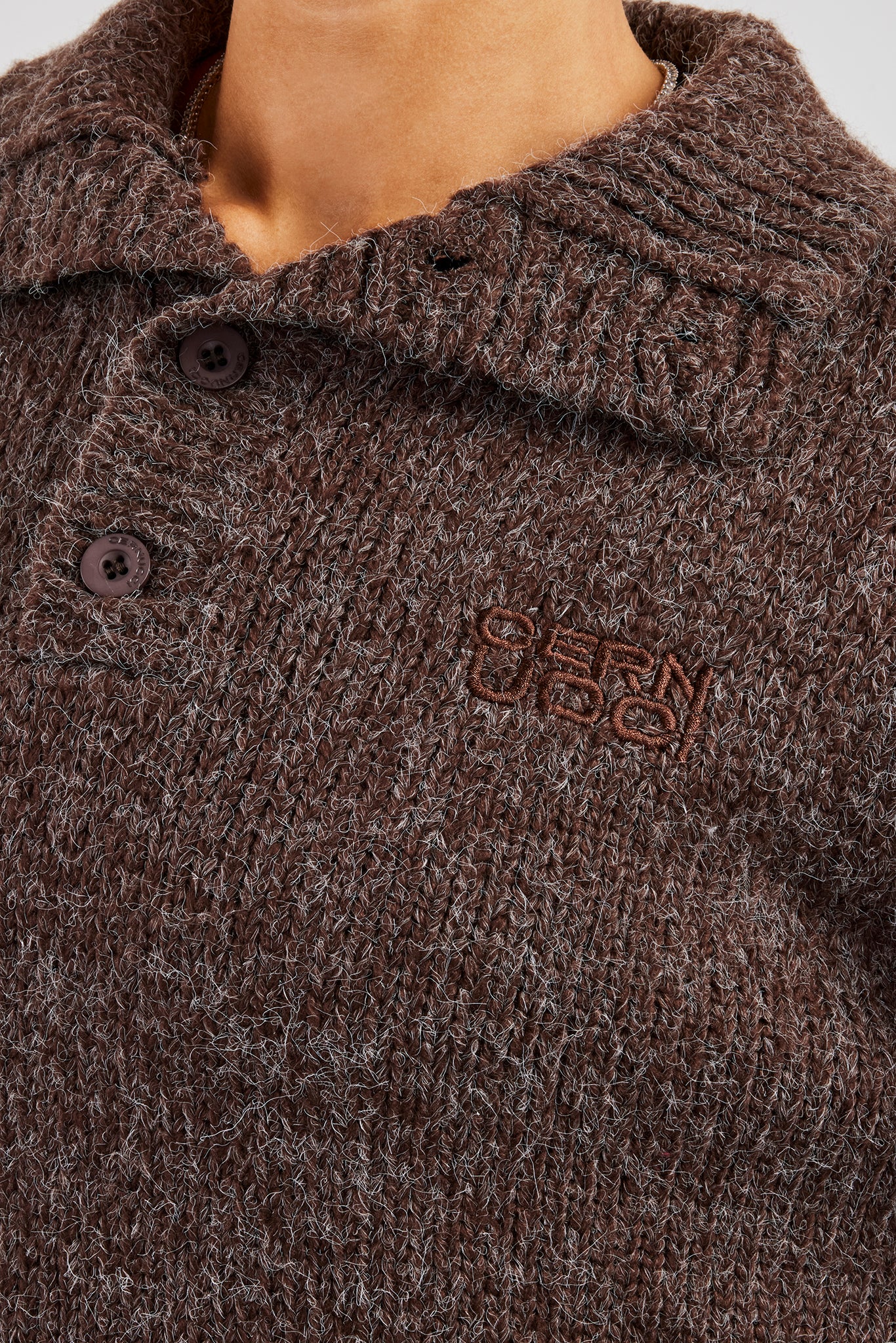 Strickpullover mit Trichterkragen – Schokolade