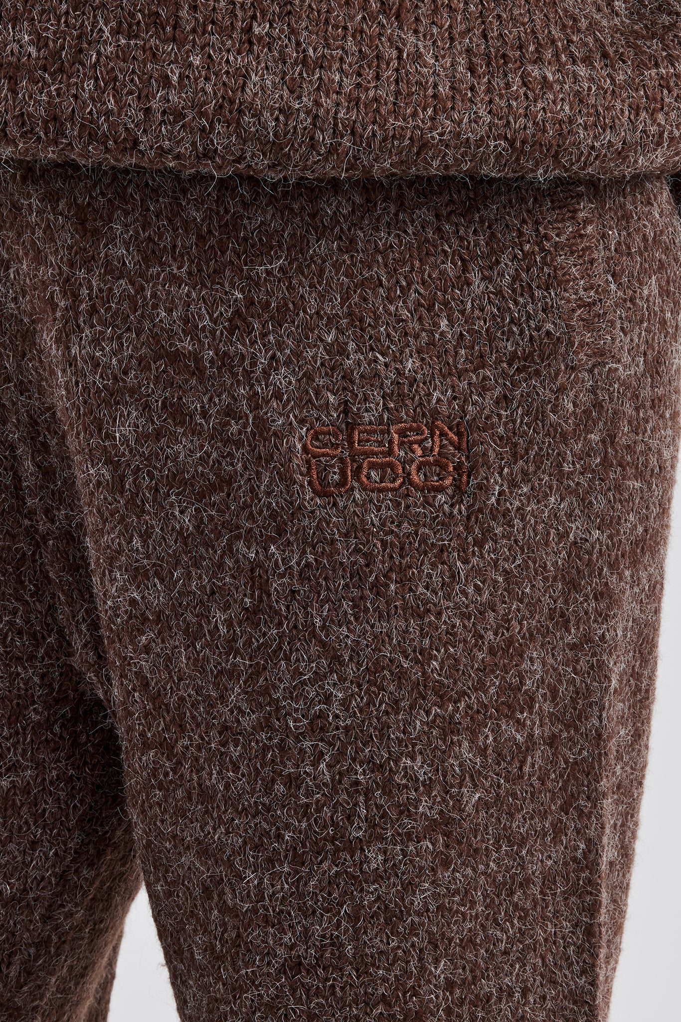 Gestrickte Jogginghose mit weitem Bein und Stickerei – Schokolade