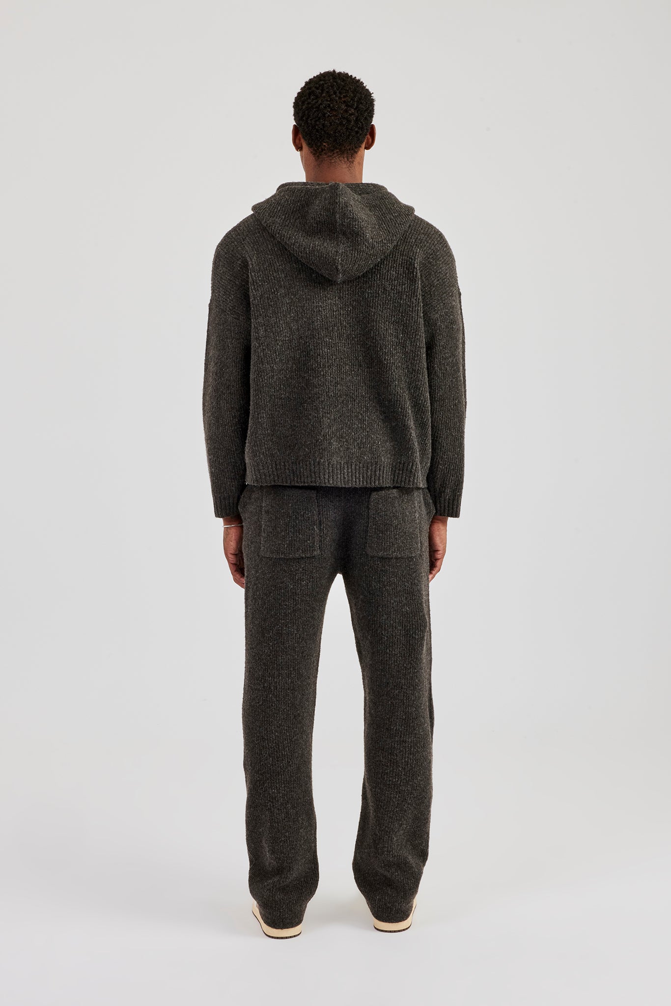 Bestickter Strick-Kapuzenpullover mit Reißverschluss und Jogginghose – Schokolade