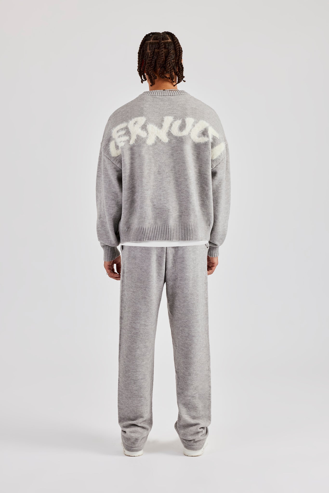 Cernucci – Flauschiger Pullover und Jogginghose mit Intarsienmuster – Grau