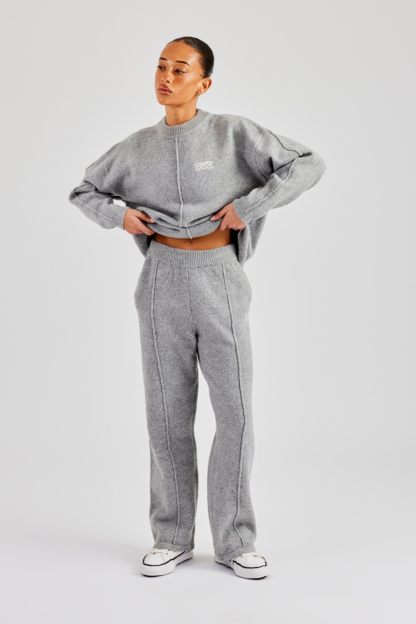 Gestrickte Jogginghose mit weitem Bein und Nahtdetail - Grau