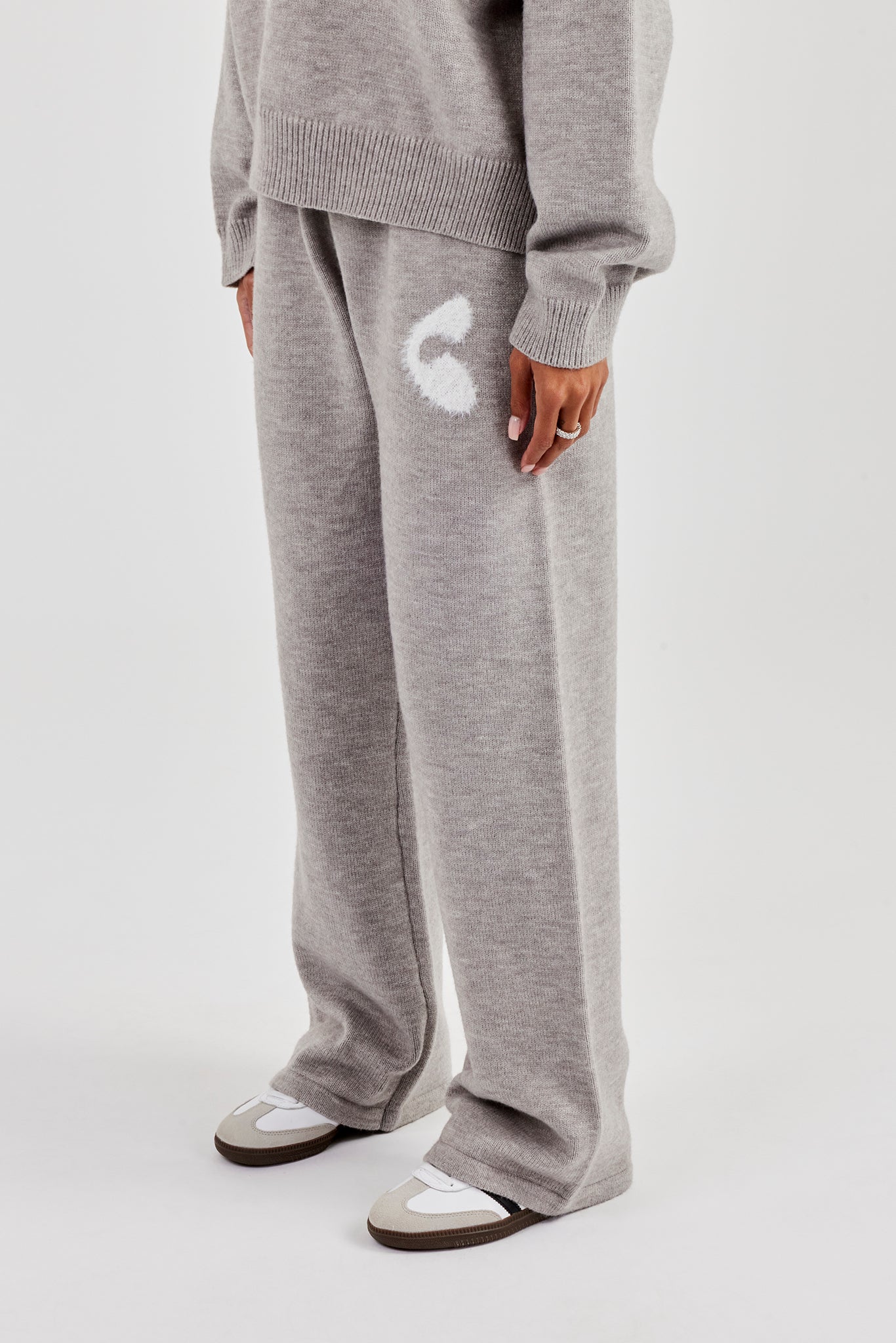 Flauschige Jogginghose mit weitem Bein und Intarsienmuster - Grau