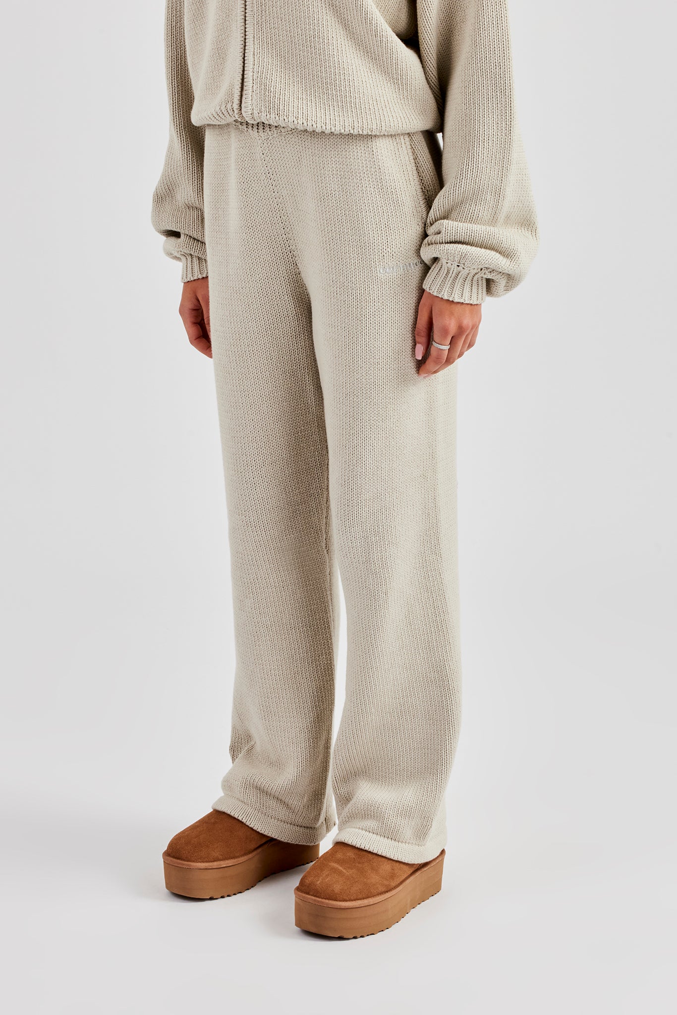 Gestrickte Jogginghose mit weitem Bein und Stickerei - Stein