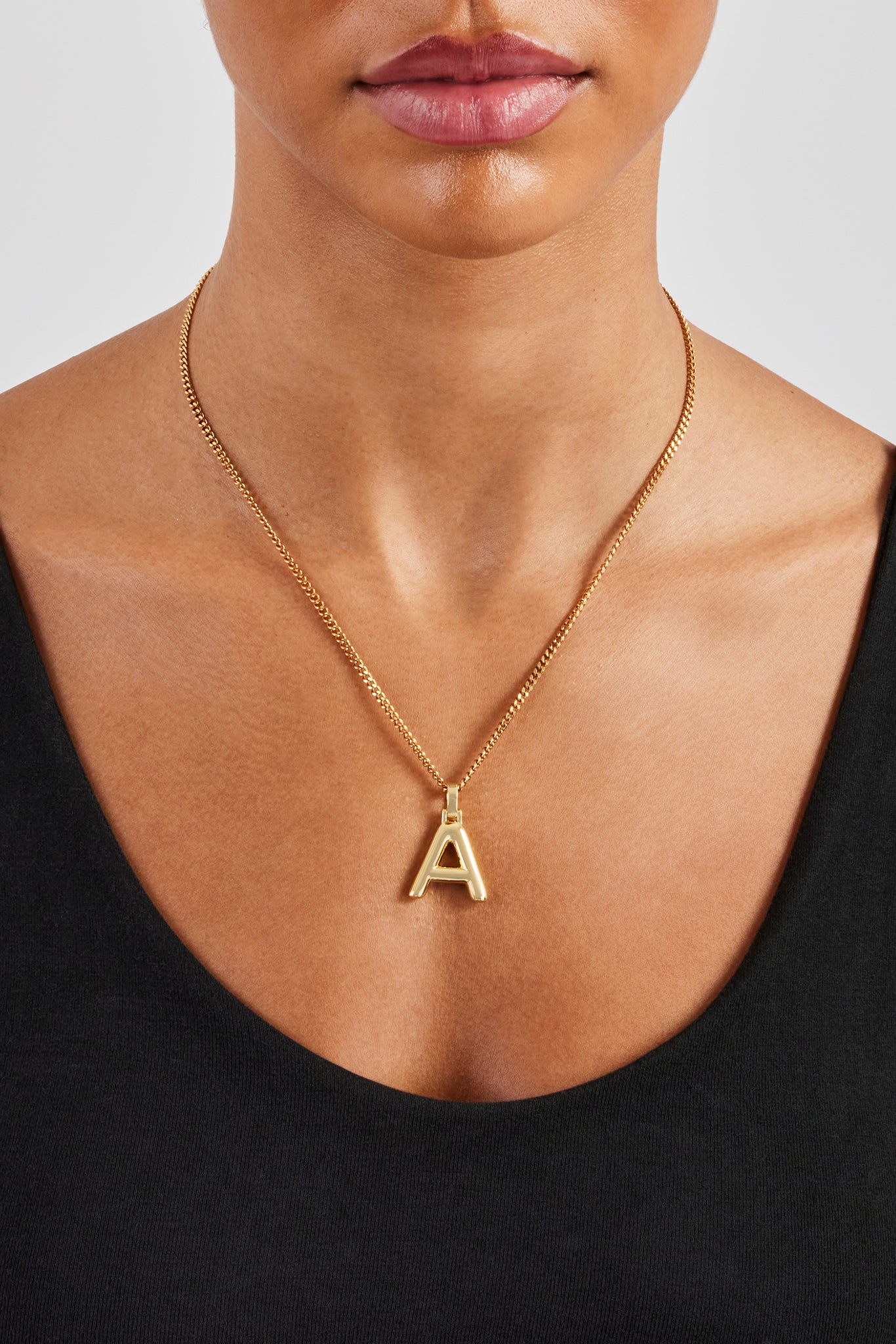 Mini-Anhänger mit poliertem Ballonbuchstaben und 3 mm Mikro-Kette in Kuba-Form – Gold