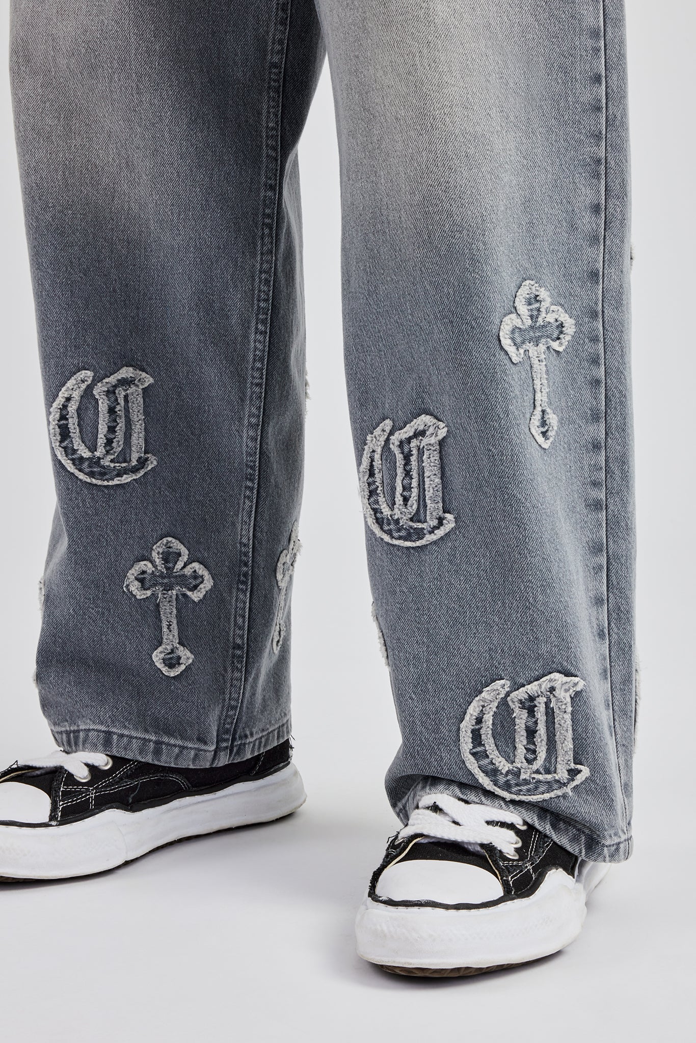 Baggy-Jeans mit Raw Edge-Applikation und Cross-Design – Graue Waschung