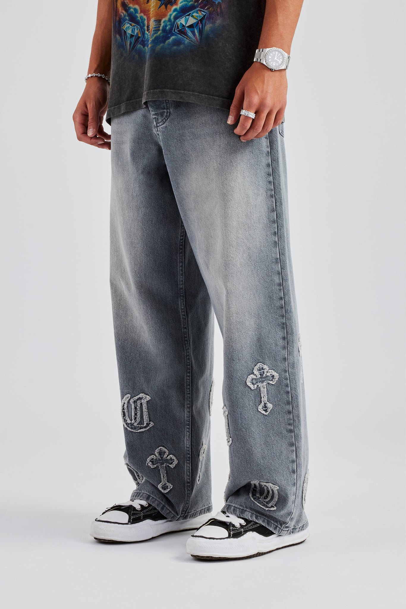 Baggy-Jeans mit Raw Edge-Applikation und Cross-Design – Graue Waschung