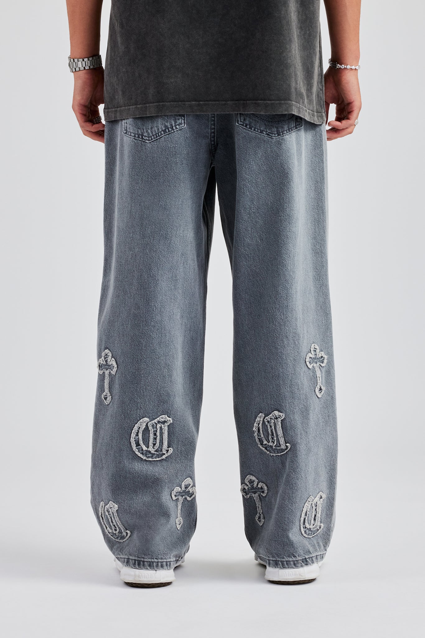 Baggy-Jeans mit Raw Edge-Applikation und Cross-Design – Graue Waschung