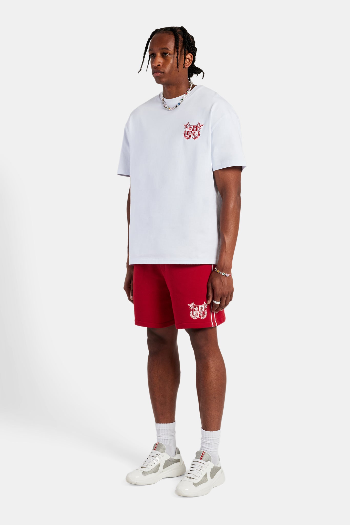 Weißes Oversize-T-Shirt mit gesticktem Wappen und rote Jersey-Shorts