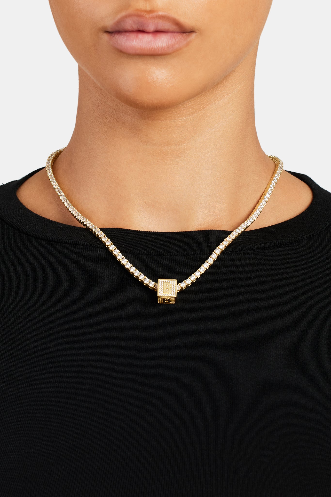 Vergoldeter Anhänger mit vereistem B-Buchstaben