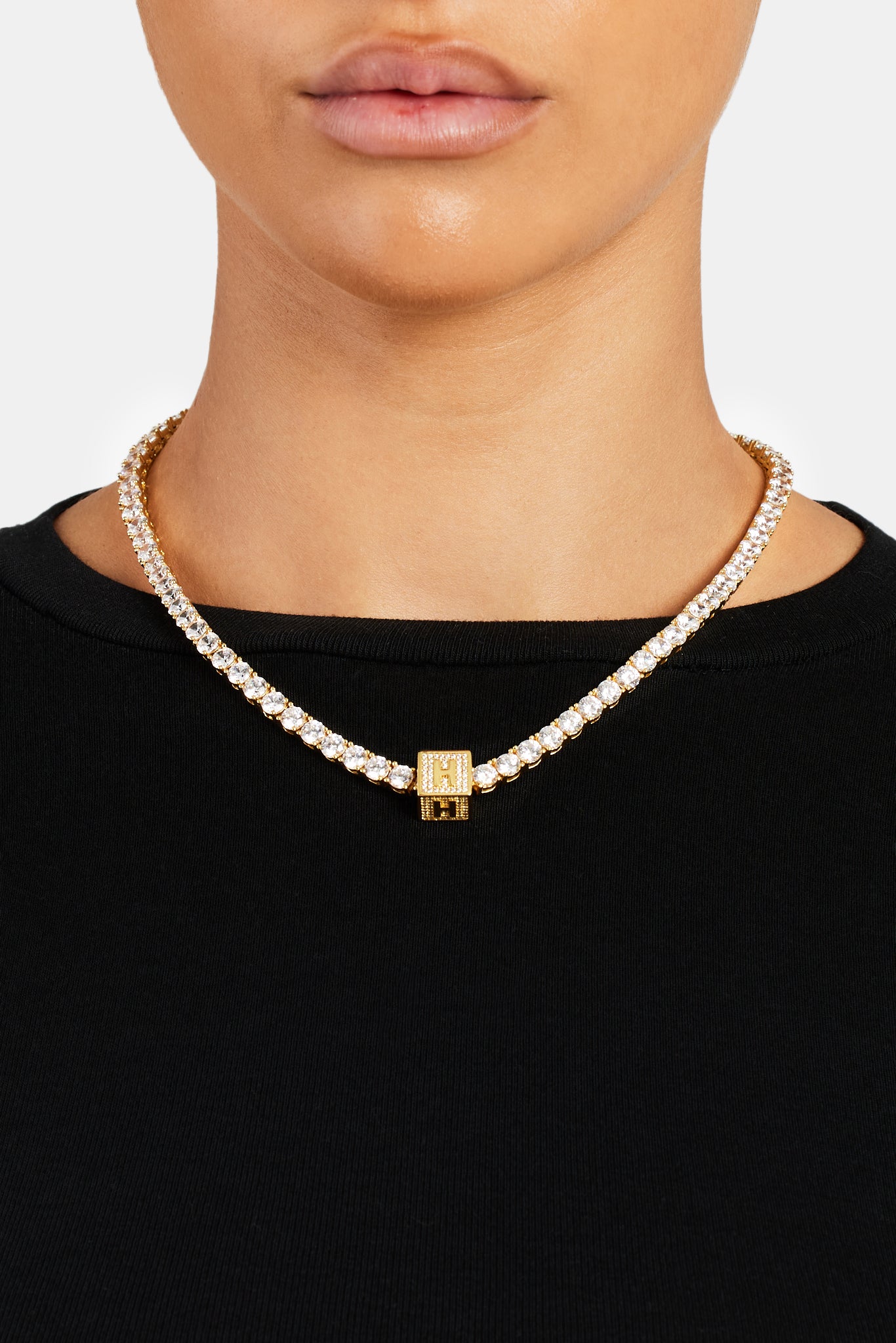 Vergoldeter Anhänger mit vereistem H-Buchstaben