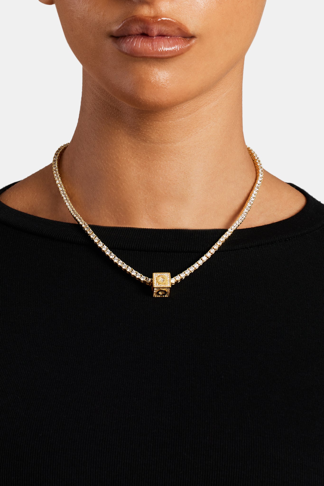 Vergoldeter Anhänger mit Buchstabenblock „Q“