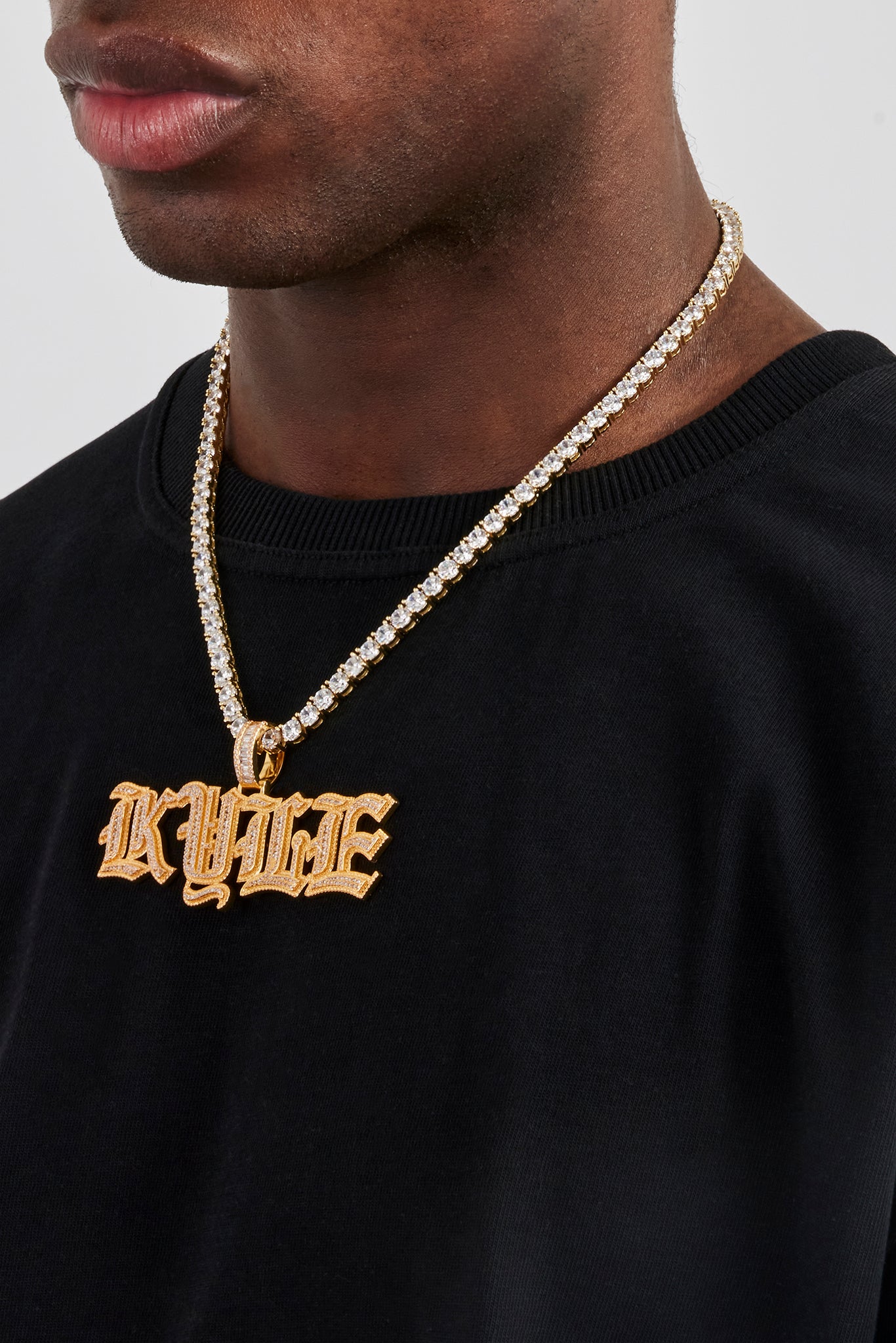 Iced Gothic Buchstabenanhänger - 25mm - Gold