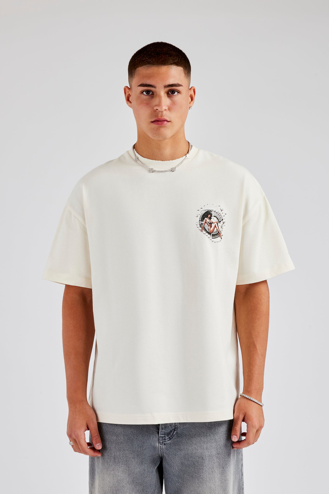 Oversize-T-Shirt mit C-Grafik von Pearl and Diamond - Off White
