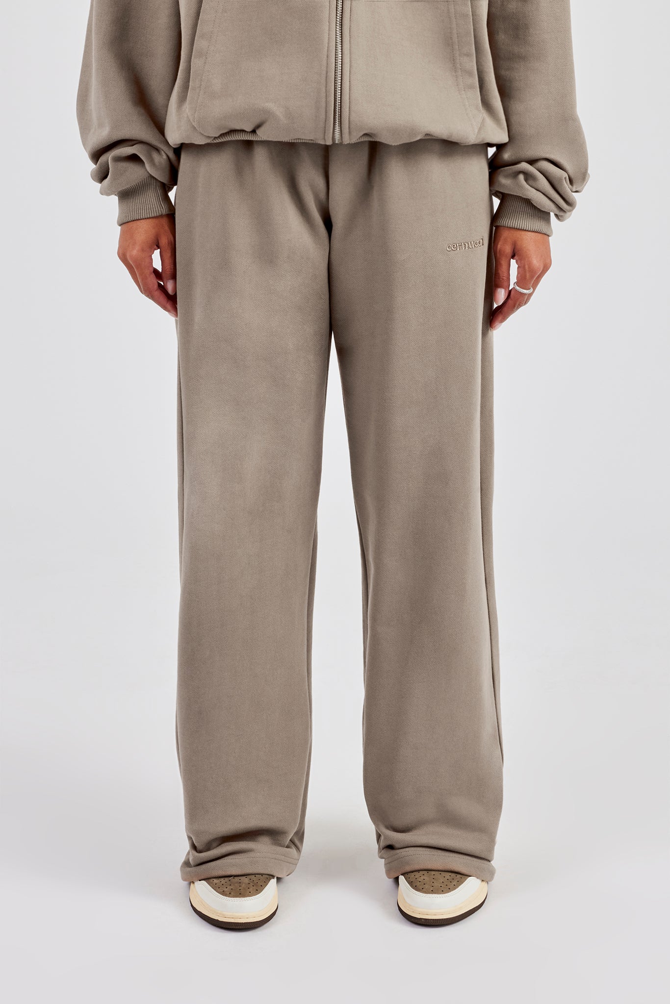 Cernucci Jogginghose mit weitem Bein – Taupe