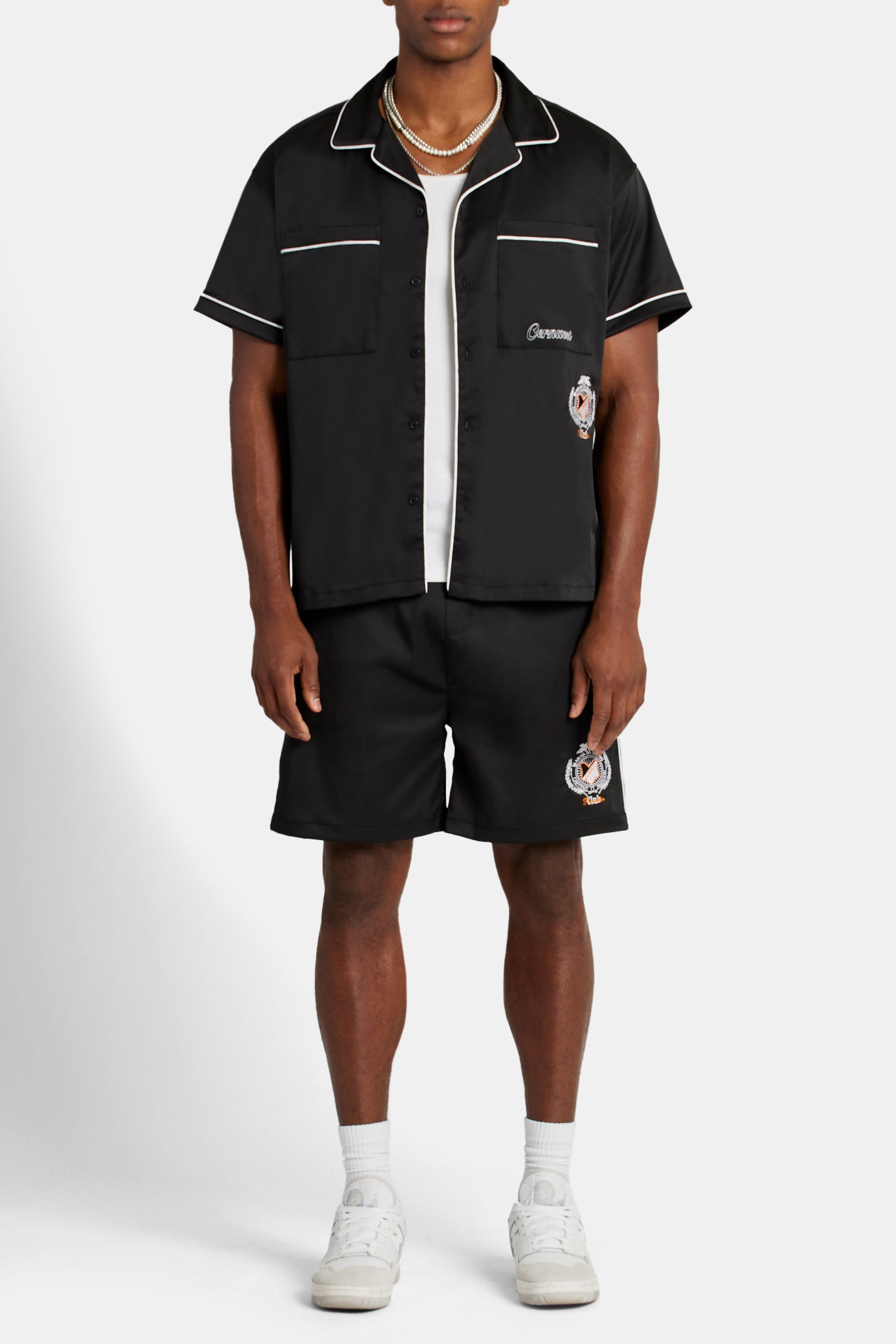 Hemd mit Reverskragen und kontrastierendem Wappen - Schwarz