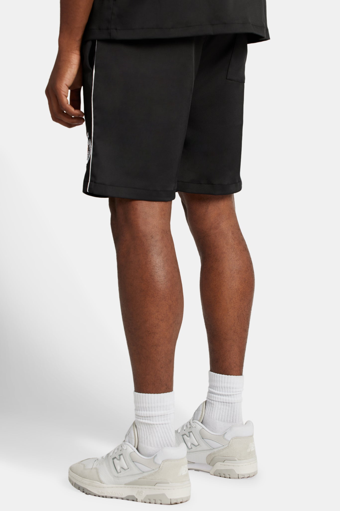 Shorts mit kontrastierendem Wappen - Schwarz