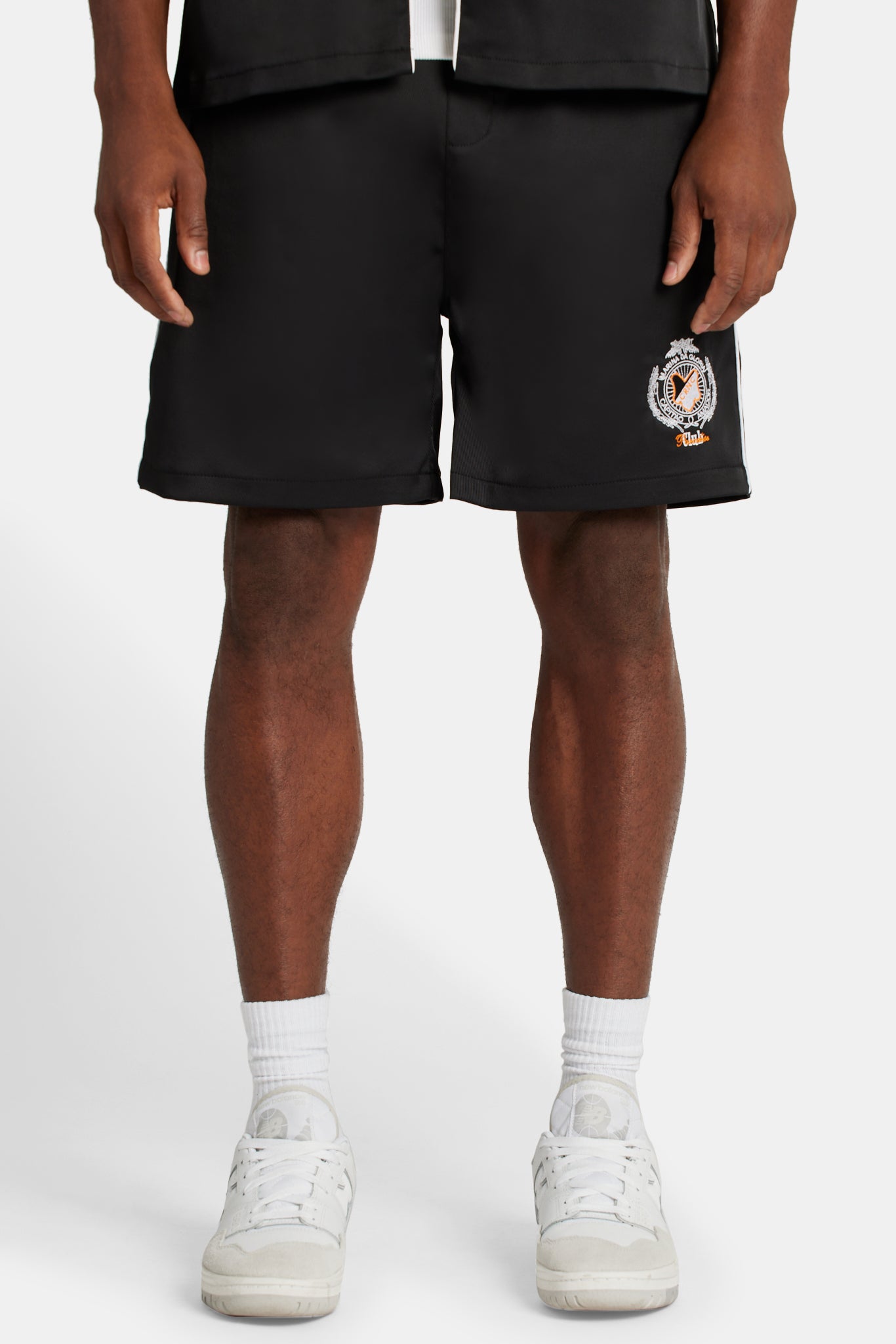 Shorts mit kontrastierendem Wappen - Schwarz