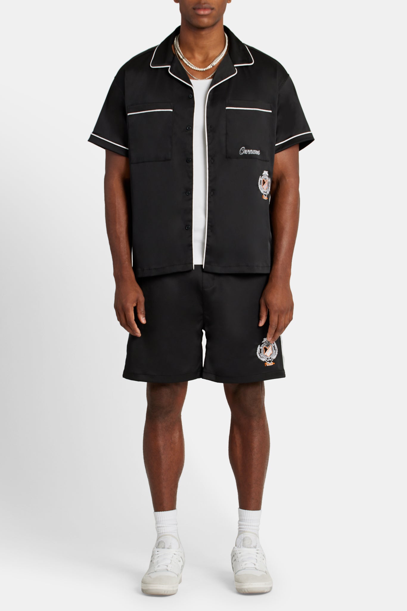 Shorts mit kontrastierendem Wappen - Schwarz
