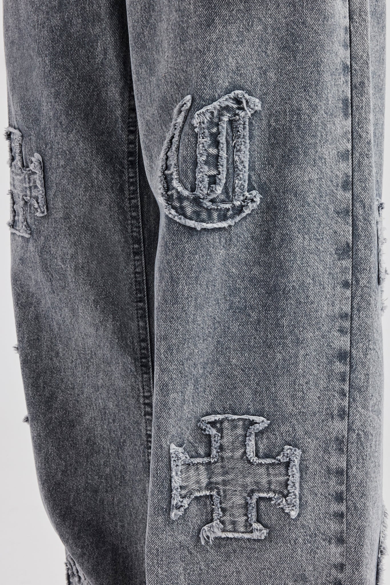 Baggy Jeans mit Raw Edge-Applikation - Grau