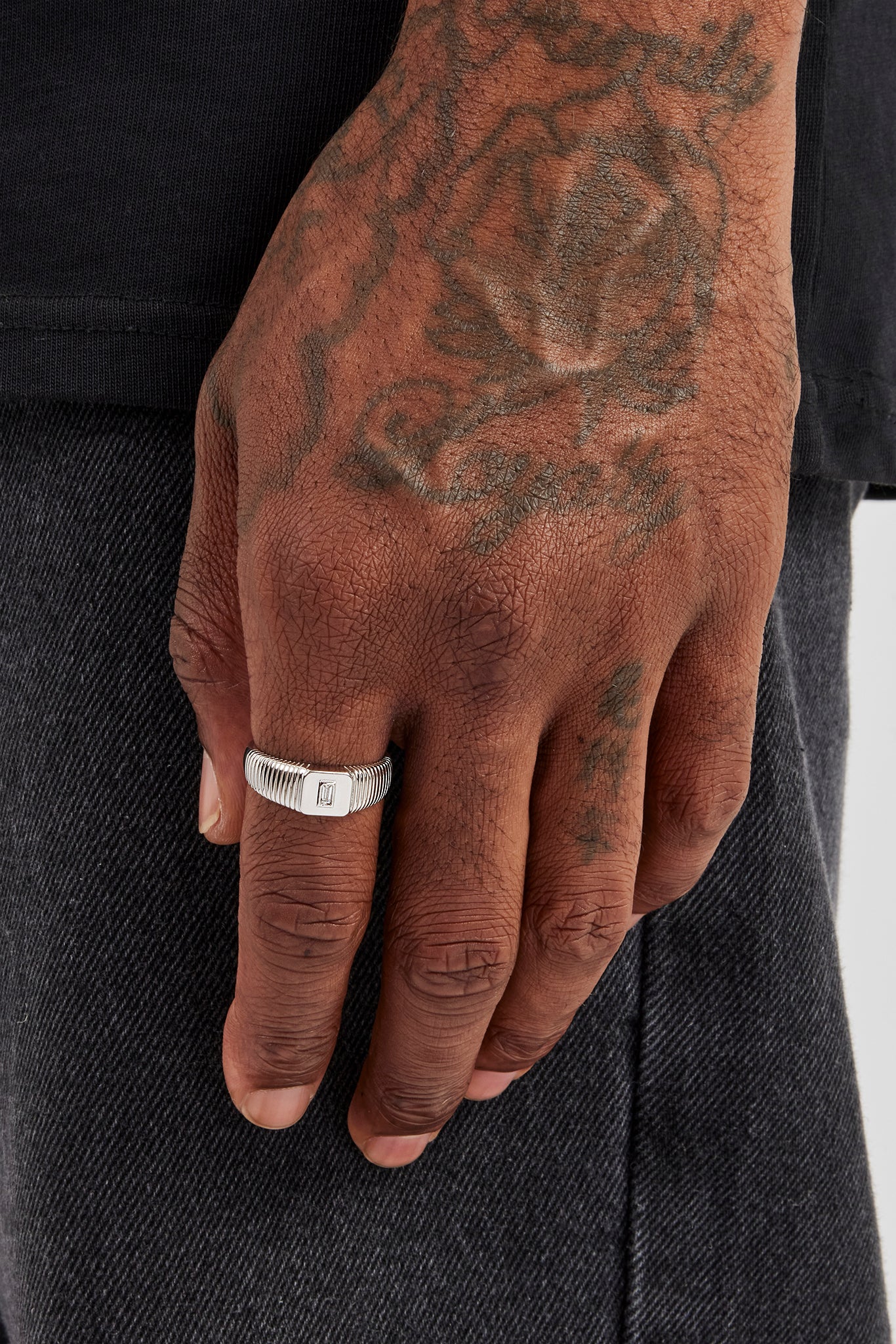 Strukturierter Ring mit Baguette-Stein in der Mitte – 8 mm