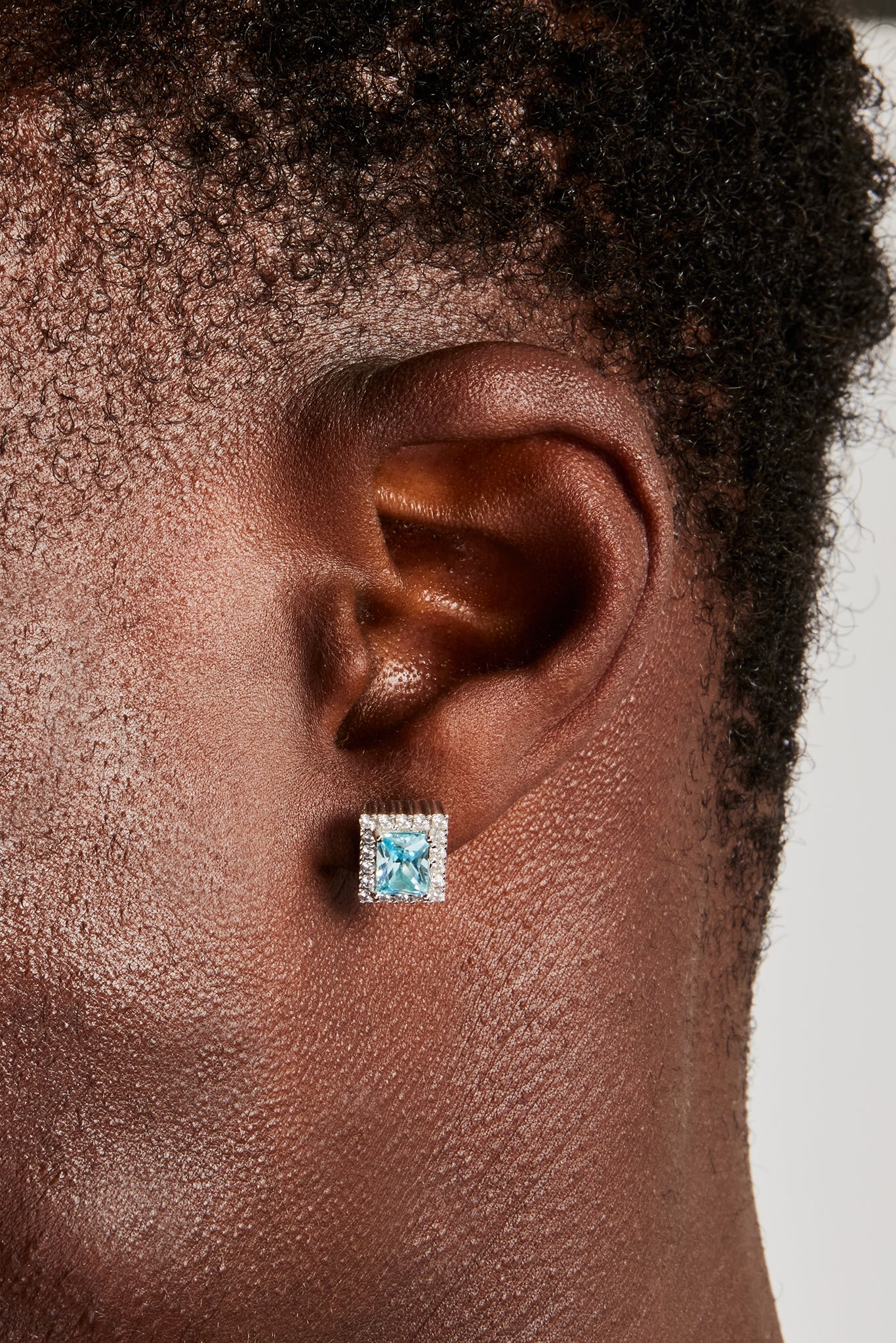 Klare und blaue CZ-Cluster-Ohrstecker im Quadrat-Design – 10 mm