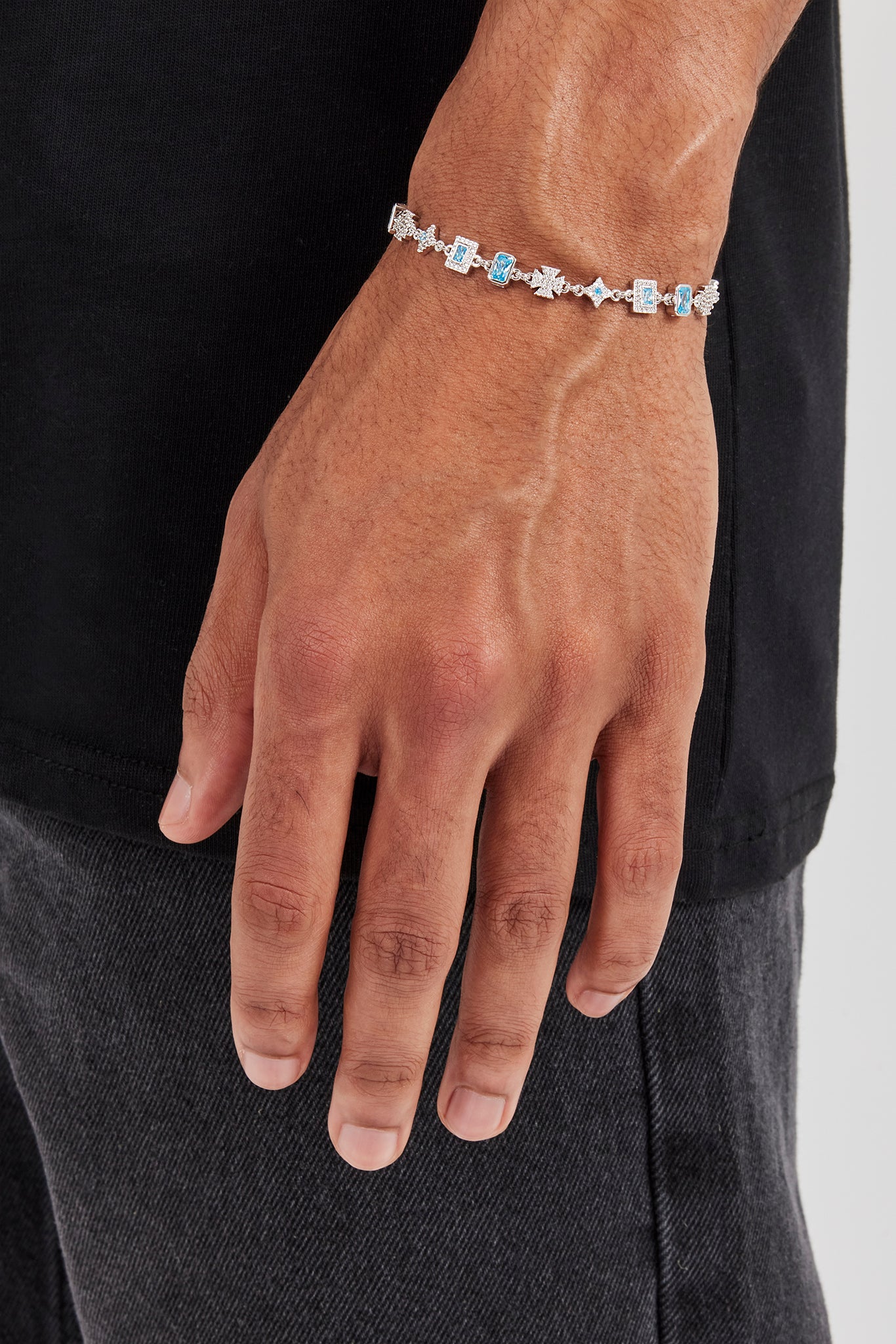 Armband mit eisblauem Edelstein und Motiv – 6 mm