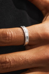 Eisrand-Ring mit polierter Oberfläche und Edelstein – 5 mm