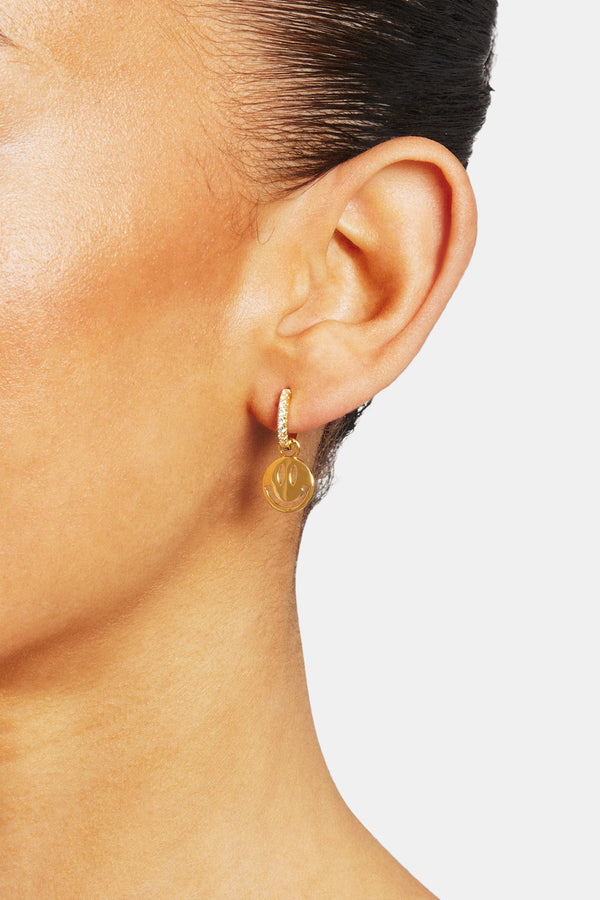 Huggie-Ohrringe mit vereistem Happy Face