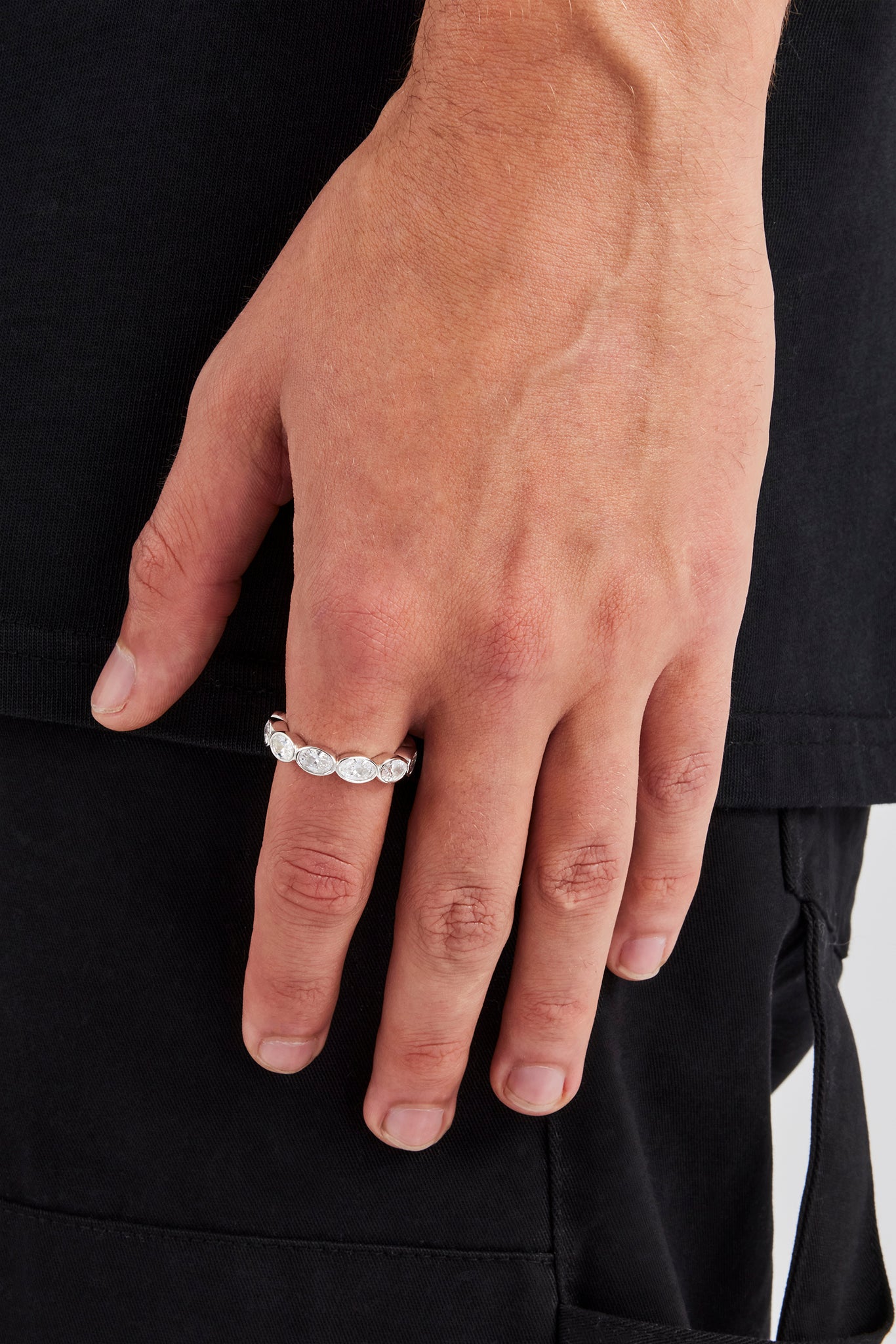 Ovaler Ring mit klarem Eisstein – 6 mm