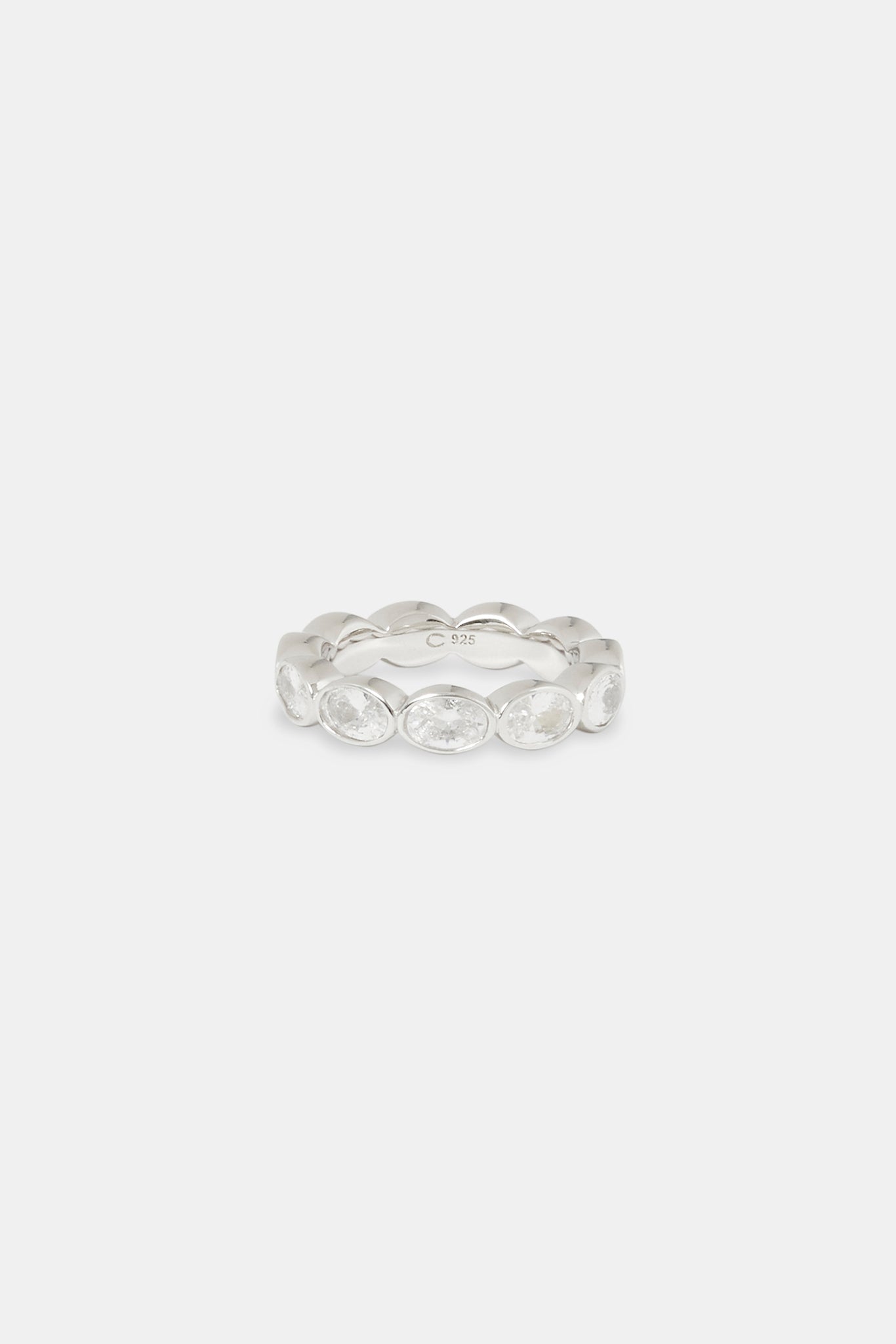 Ovaler Ring mit klarem Eisstein – 6 mm