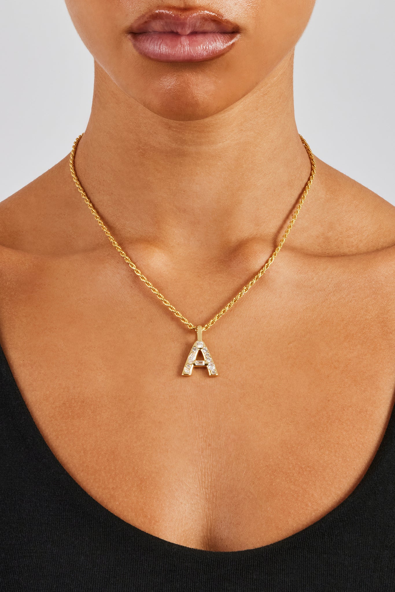 Buchstabenanhänger mit Eissteinen und Kordelkette