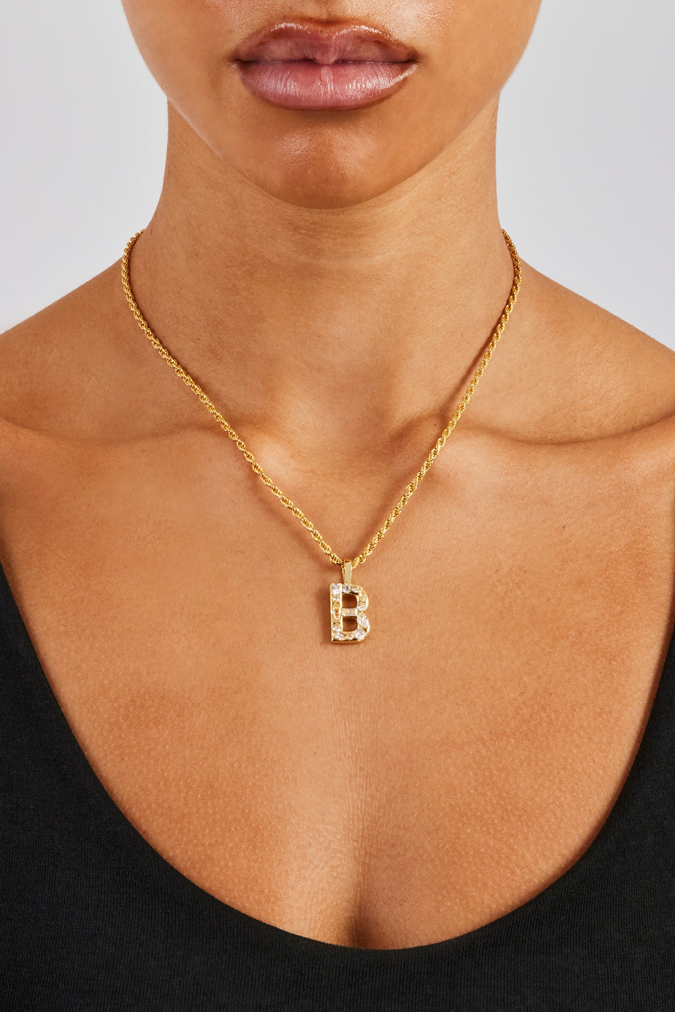 Buchstabenanhänger mit Eissteinen und Kordelkette