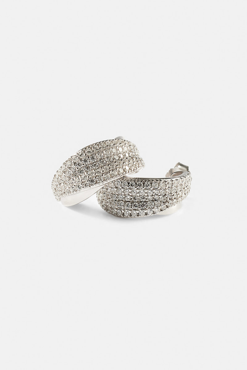 Iced &amp; Polished Cross Over Creolen – 20 mm – Weiß