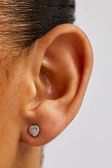 Herzförmige Ohrstecker mit Eispavé-Fassung – 6 mm – Weiß