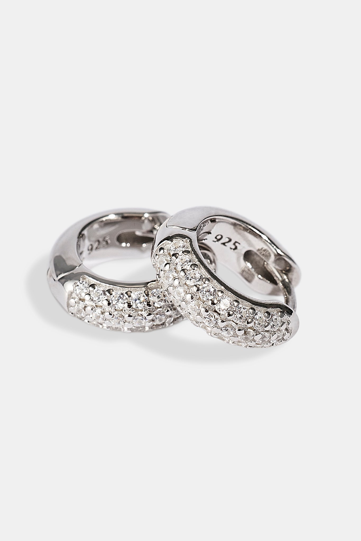 Iced Pave Micro Huggie Ohrringe – 12 mm