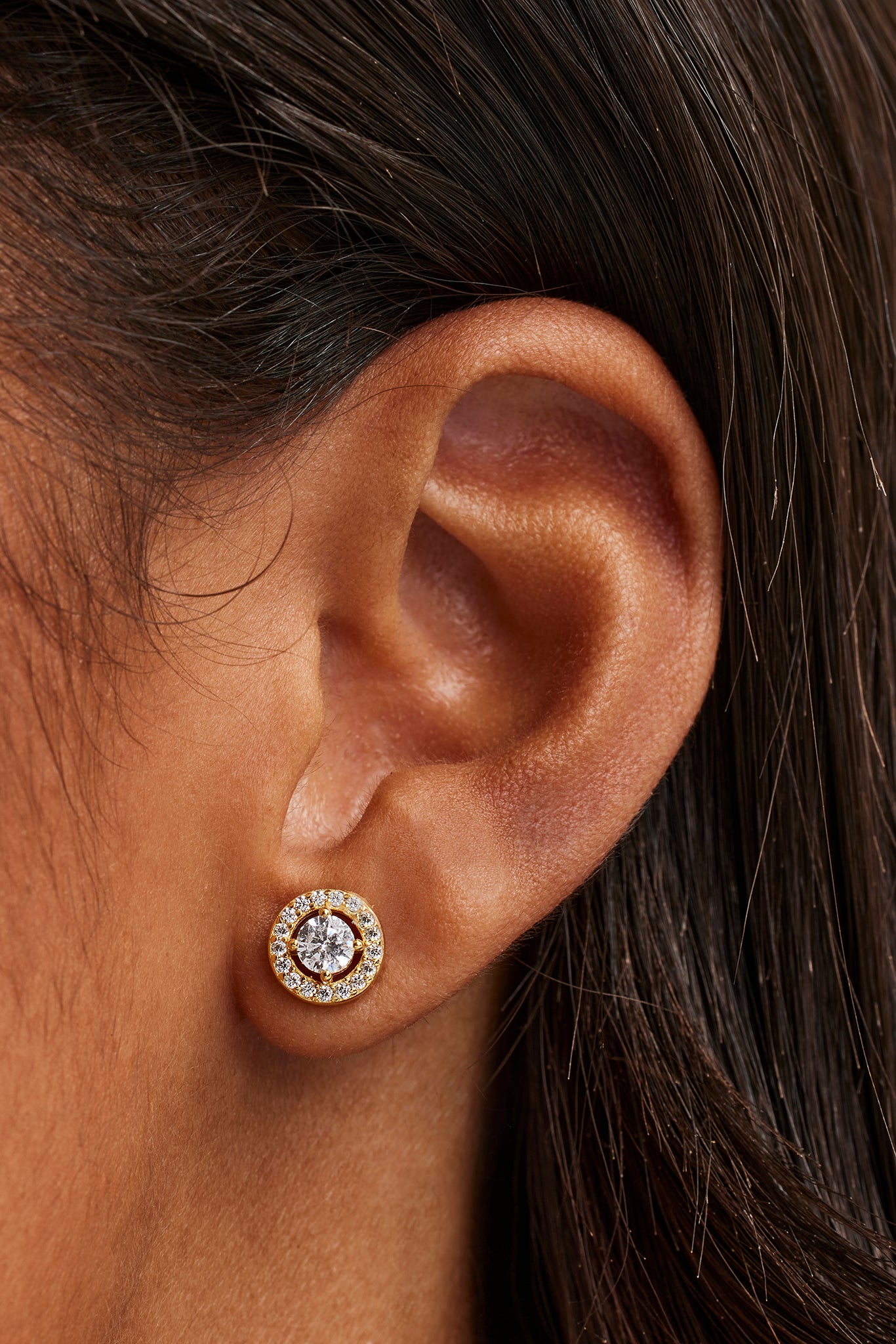 Runde Cluster-Ohrstecker mit Eisverzierung – 8 mm – Gold