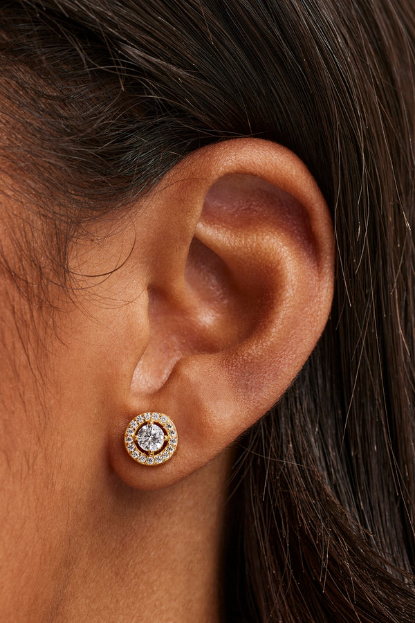 Runde Cluster-Ohrstecker mit Eisverzierung – 8 mm – Gold