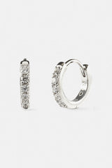 Dünne Huggie-Ohrringe mit Eisverzierung – 12 mm – Weiß