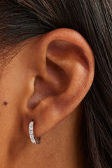 Dünne Huggie-Ohrringe mit Eisverzierung – 12 mm – Weiß