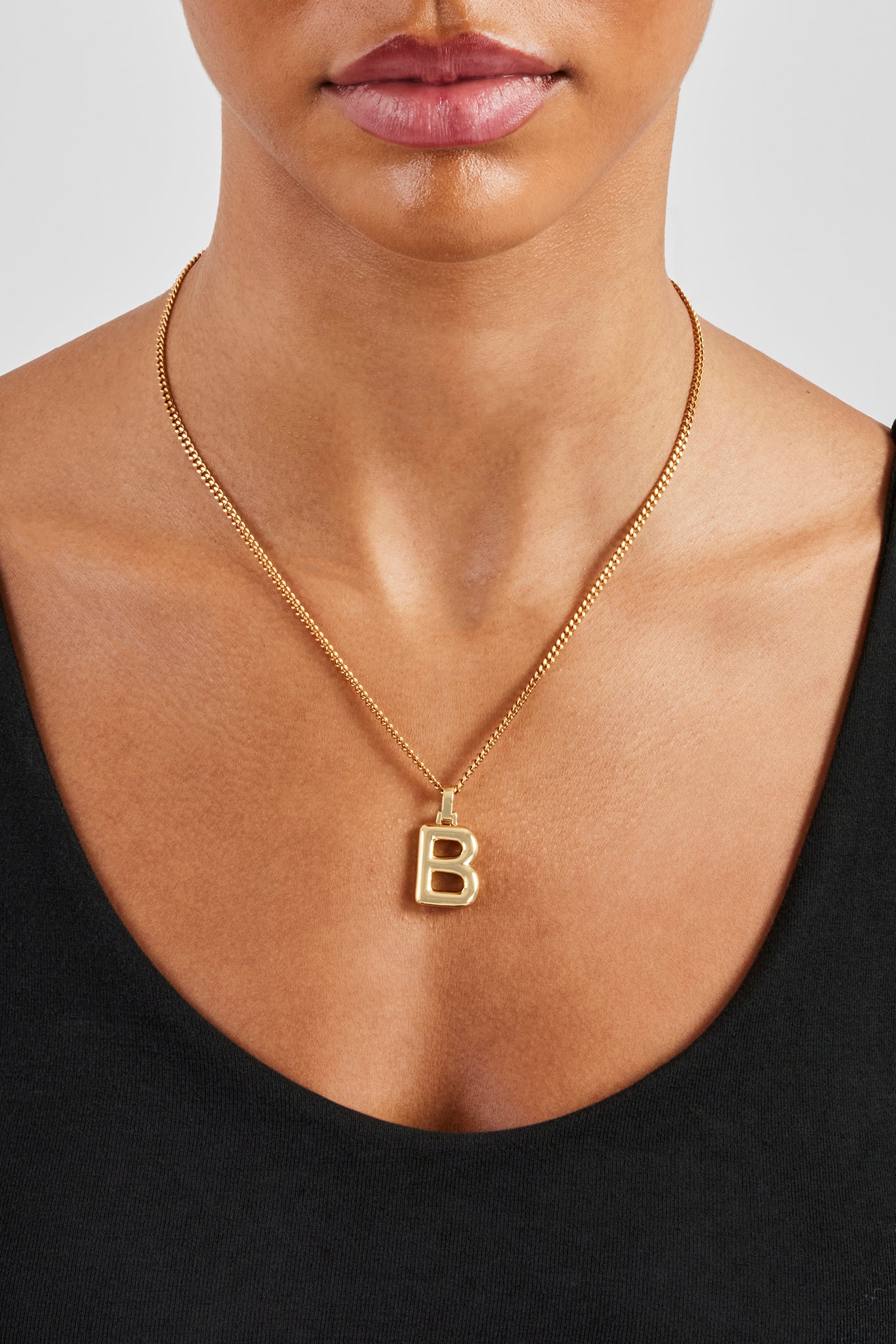 Mini-Anhänger mit poliertem Ballonbuchstaben und 3 mm Mikro-Kette in Kuba-Form – Gold