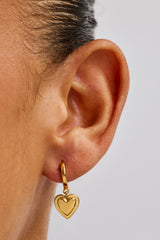 Polierte Herz-Ohrringe mit Anhänger – 10 mm – Gold