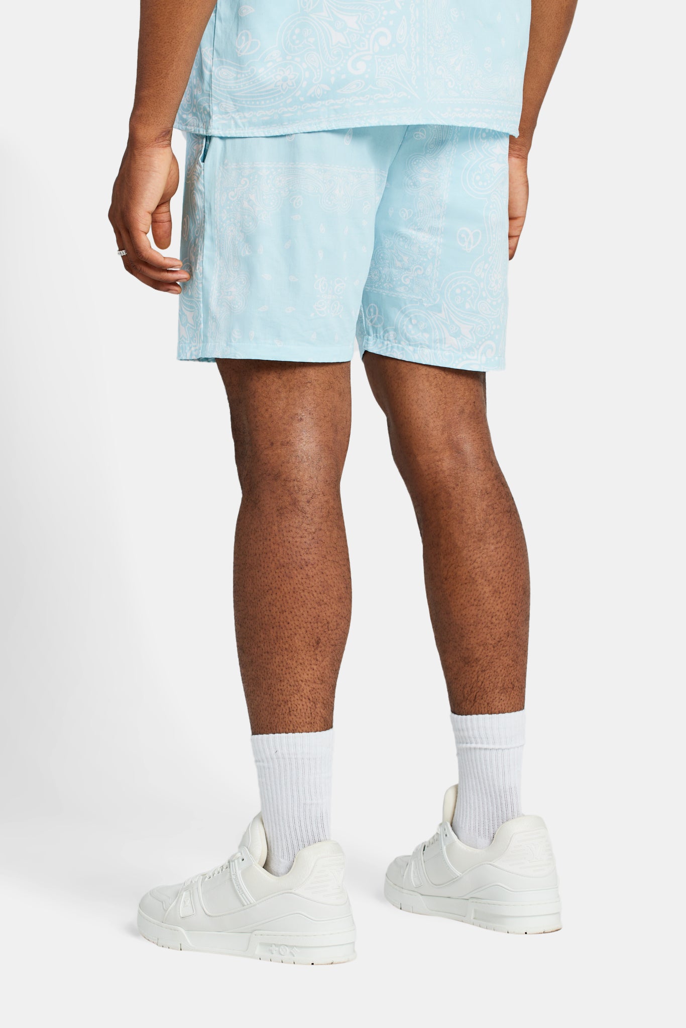 Shorts mit Bandana-Print - Hellblau