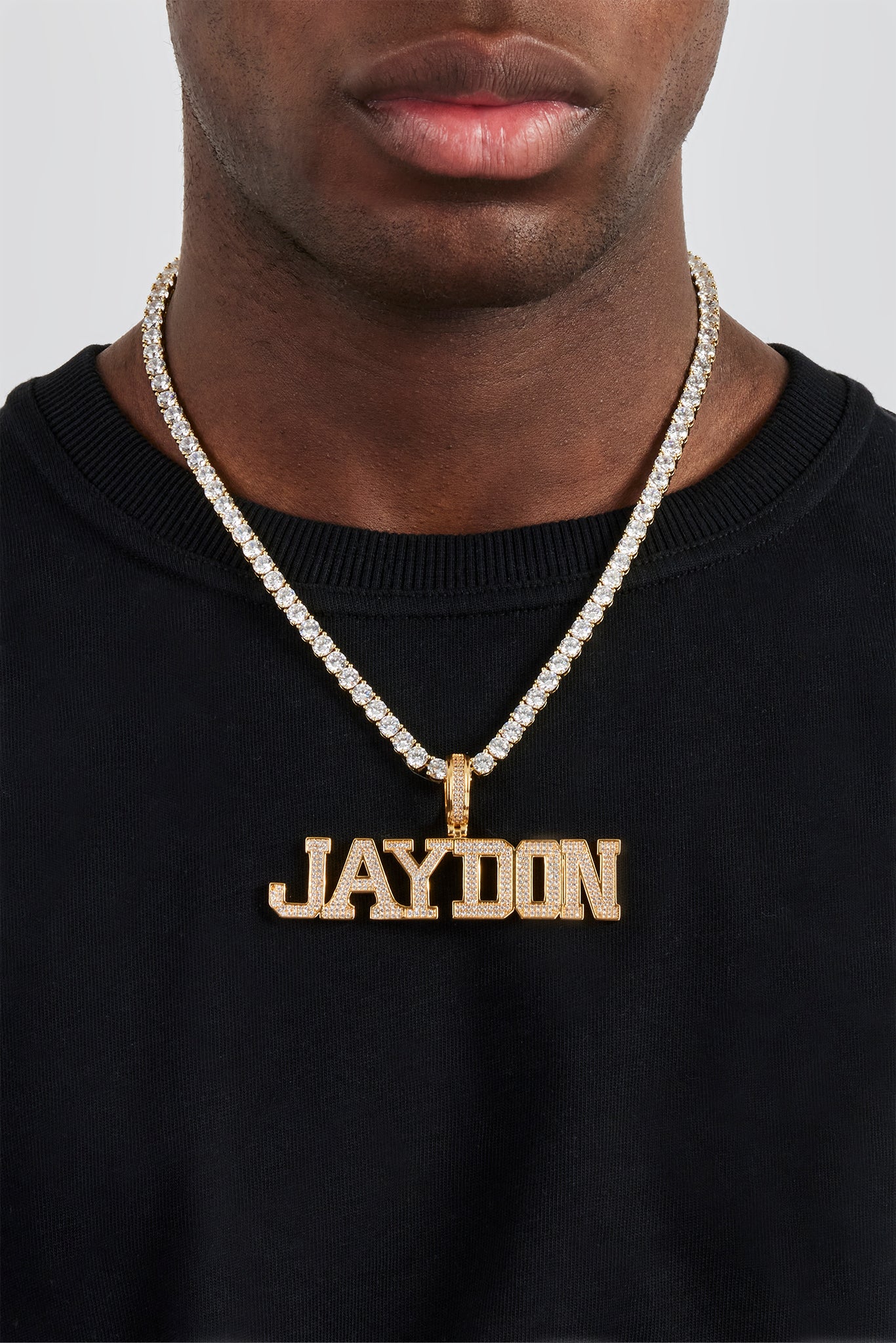 Buchstabenanhänger mit polierter Kante und Eisverzierung – 20 mm – Gold